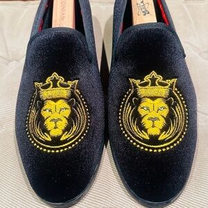 ELANROMAN Men's Lion Crest Velvet Loafers.